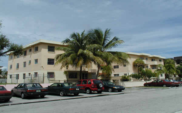 2135 NE 169th St in North Miami Beach, FL - Building Photo - Building Photo