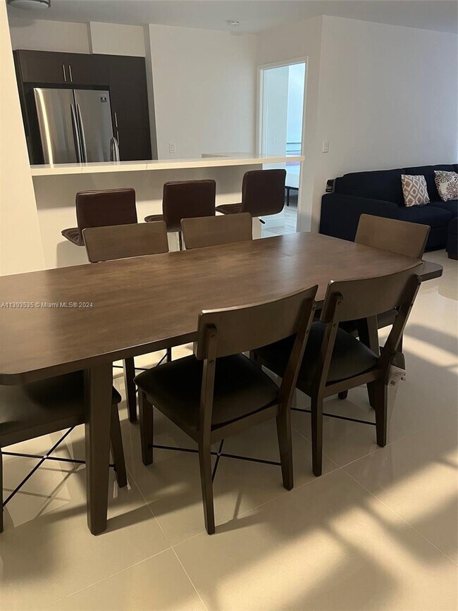 19501 E Country Club Dr in Miami, FL - Building Photo - Building Photo
