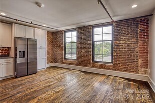 166 N Broad St in Mooresville, NC - Building Photo