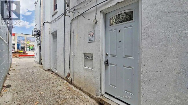 255 Lakeshore Rd E in Mississauga, ON - Building Photo - Building Photo