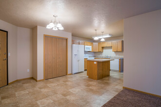 Lindenwood Apartments in Minot, ND - Building Photo - Building Photo