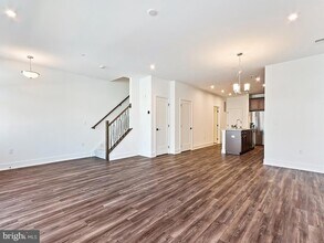 6105 Vivaldi Rd in Princeton, NJ - Foto de edificio - Building Photo