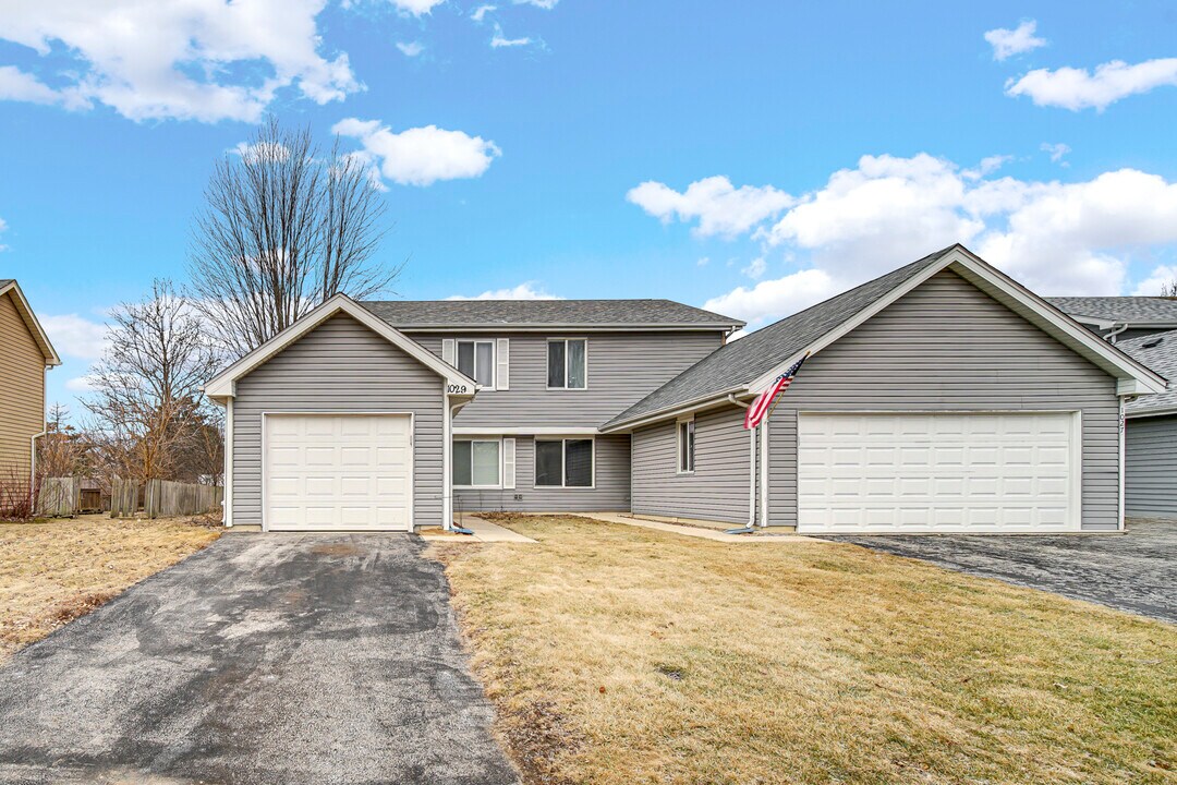 1029 Pheasant Run Ln in Aurora, IL - Building Photo