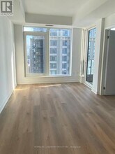 395 Square One Dr in Mississauga, ON - Building Photo - Building Photo