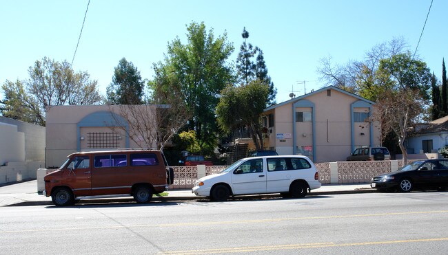 14128-14132 Vanowen St in Los Angeles, CA - Building Photo - Building Photo