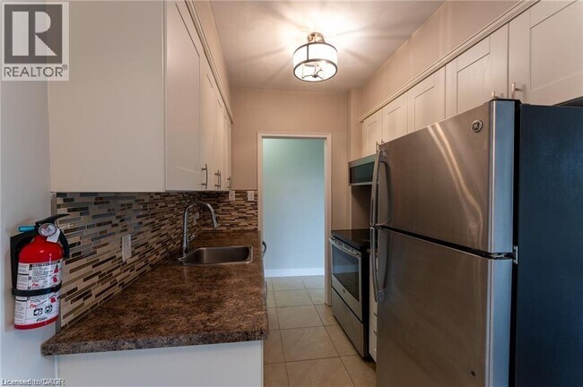 326 Hunter St E in Hamilton, ON - Building Photo - Building Photo