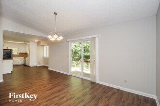 1049 Rolling Green Dr in Acworth, GA - Foto de edificio - Building Photo