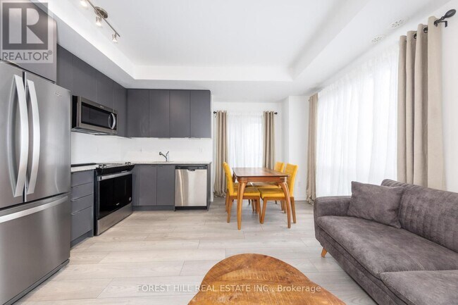 18 Lytham Grn Cir in Newmarket, ON - Building Photo - Building Photo