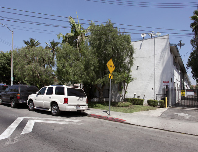 Navajo Apartments in Cudahy, CA - Foto de edificio - Building Photo