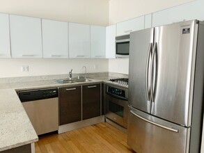 645 W 9th St, Unit Apt 615 in Los Angeles, CA - Building Photo - Building Photo