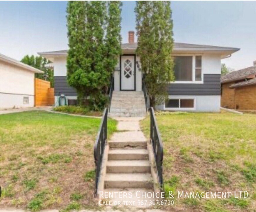 Dog Friendly Main Floor Suite in Medicine Hat, AB - Building Photo
