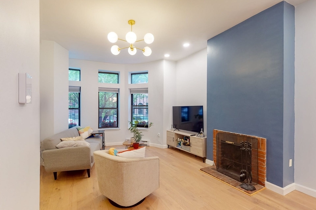 247 W Newton St, Unit 24 in Boston, MA - Building Photo