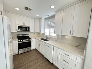 146 St James in Irvine, CA - Building Photo - Building Photo