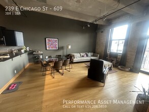 239 E Chicago St in Milwaukee, WI - Building Photo - Building Photo