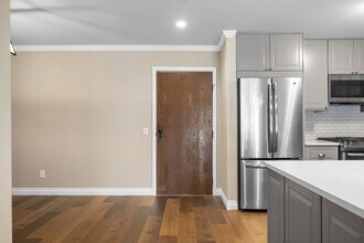 310 N Jackson St, Unit 106 in Glendale, CA - Building Photo - Building Photo