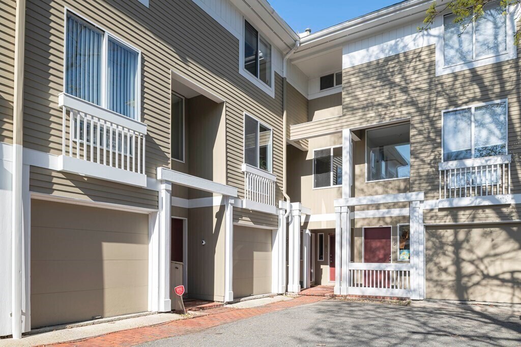 39-41-41 Dana St in Cambridge, MA - Building Photo