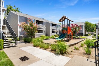 Southwind Court Apartments in Sacramento, CA - Foto de edificio - Building Photo