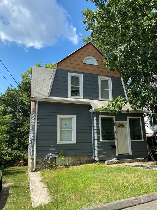 1 Carmel St in Waterbury, CT - Building Photo