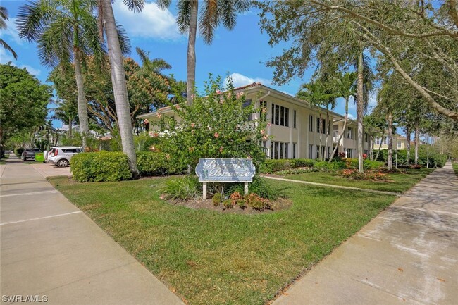 286 4th St S in Naples, FL - Building Photo - Building Photo