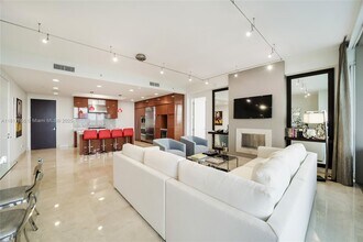 9705 Collins Ave in Bal Harbour, FL - Foto de edificio - Building Photo