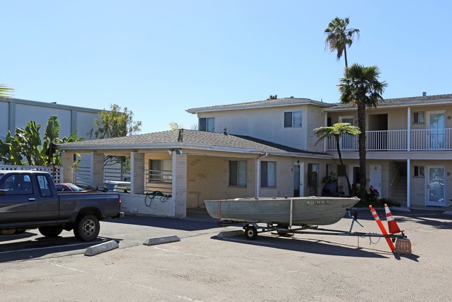 Apartments on Cass St. in San Diego, CA - Foto de edificio - Building Photo