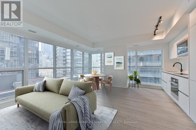 327 King St W in Toronto, ON - Building Photo - Building Photo