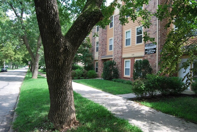 1121 Thurston in Manhattan, KS - Foto de edificio - Building Photo