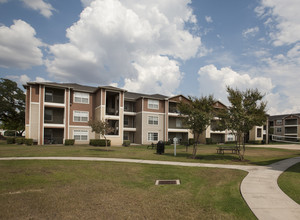 Lodge in San Marcos in San Marcos, TX - Foto de edificio - Building Photo