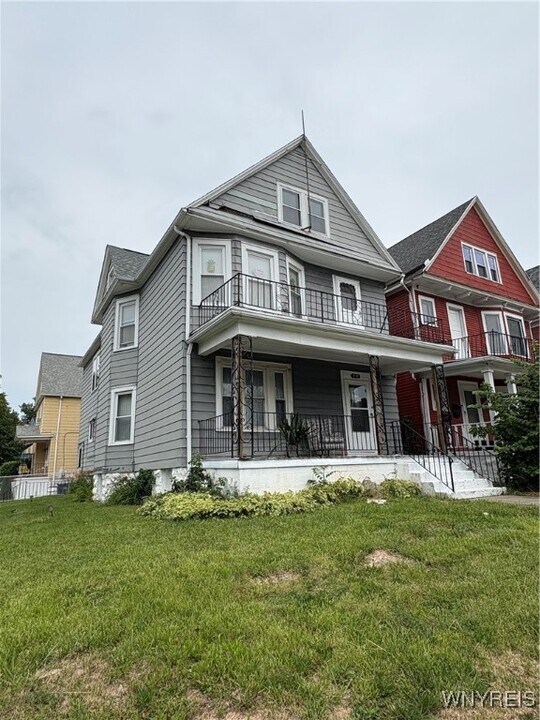310 E Delavan Ave in Buffalo, NY - Building Photo