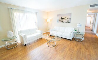 Retreat on Rosslyn in Houston, TX - Building Photo