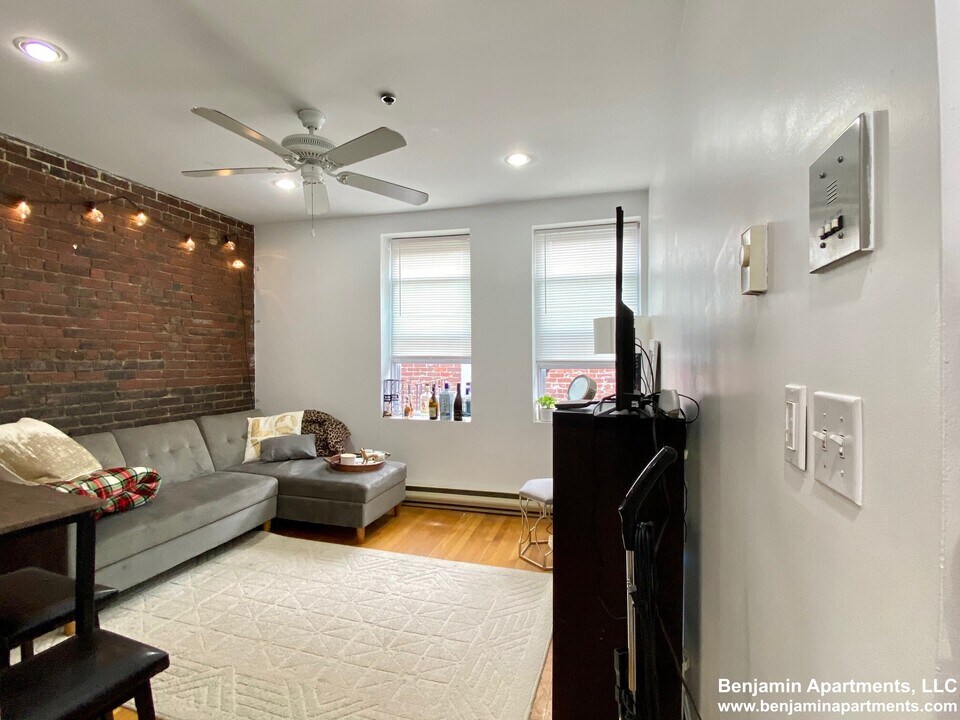 15 Cleveland Pl, Unit 2 in Boston, MA - Building Photo