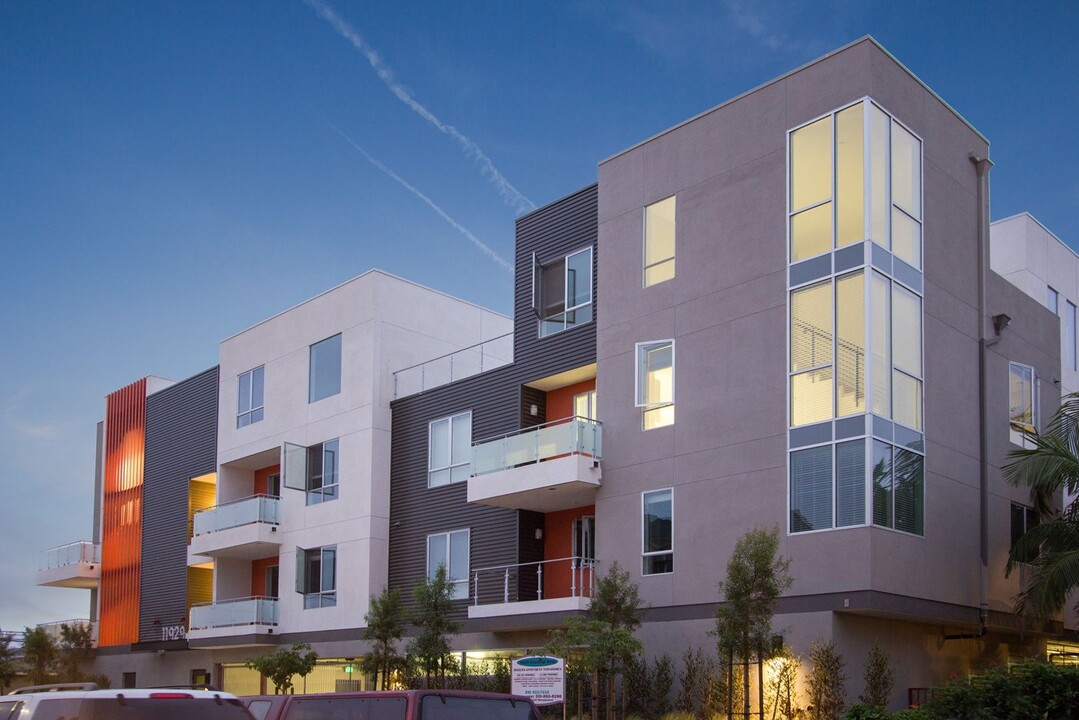 11929 Courtleigh Dr, Unit 306 in Los Angeles, CA - Building Photo