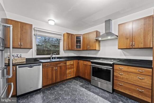 7005 Brookington Ct in Alexandria, VA - Building Photo - Building Photo