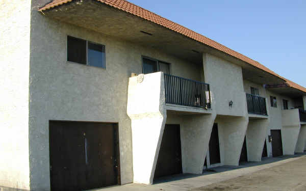 8984 Olive St in Fontana, CA - Foto de edificio - Building Photo
