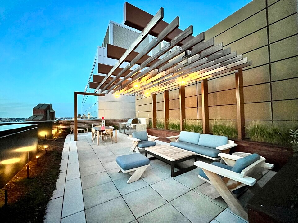 100 Lovejoy Wharf, Unit 8M in Boston, MA - Foto de edificio