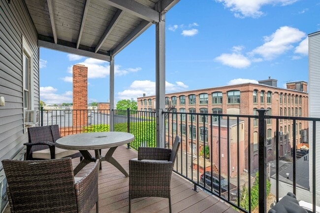 718 E 2nd St, Unit 3 in Boston, MA - Foto de edificio - Building Photo