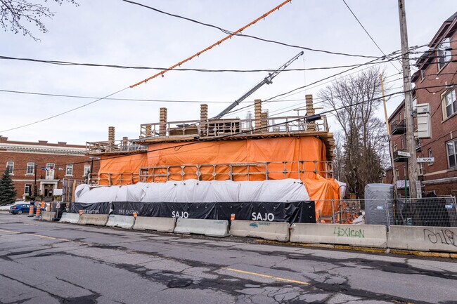 The Easton in Montréal-Ouest, QC - Building Photo - Building Photo