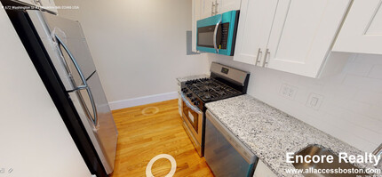 672 Washington St, Unit #1 in Brookline, MA - Foto de edificio - Building Photo