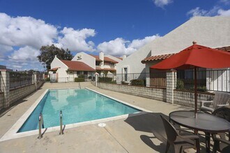 Hidden Valley Villas in Escondido, CA - Foto de edificio - Building Photo