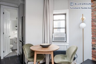 118 Christopher St, Unit SI FL5-ID1167 in New York, NY - Building Photo - Building Photo