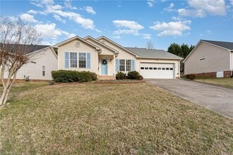 1524 Hawkcrest Ln in Winston-Salem, NC - Foto de edificio - Building Photo