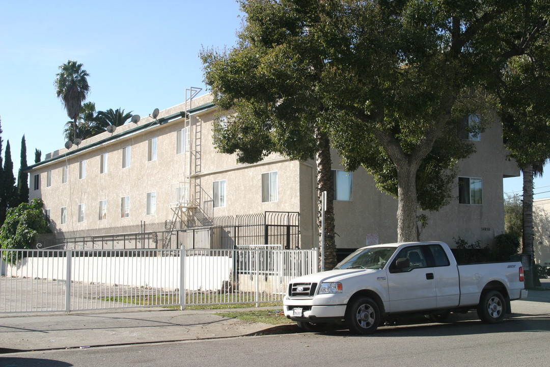 14858 Sylvan St in Van Nuys, CA - Foto de edificio