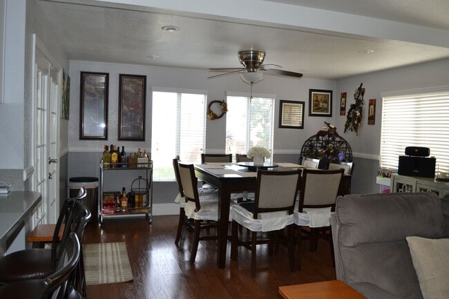 3153 Nutmeg Dr in Corona, CA - Foto de edificio - Building Photo