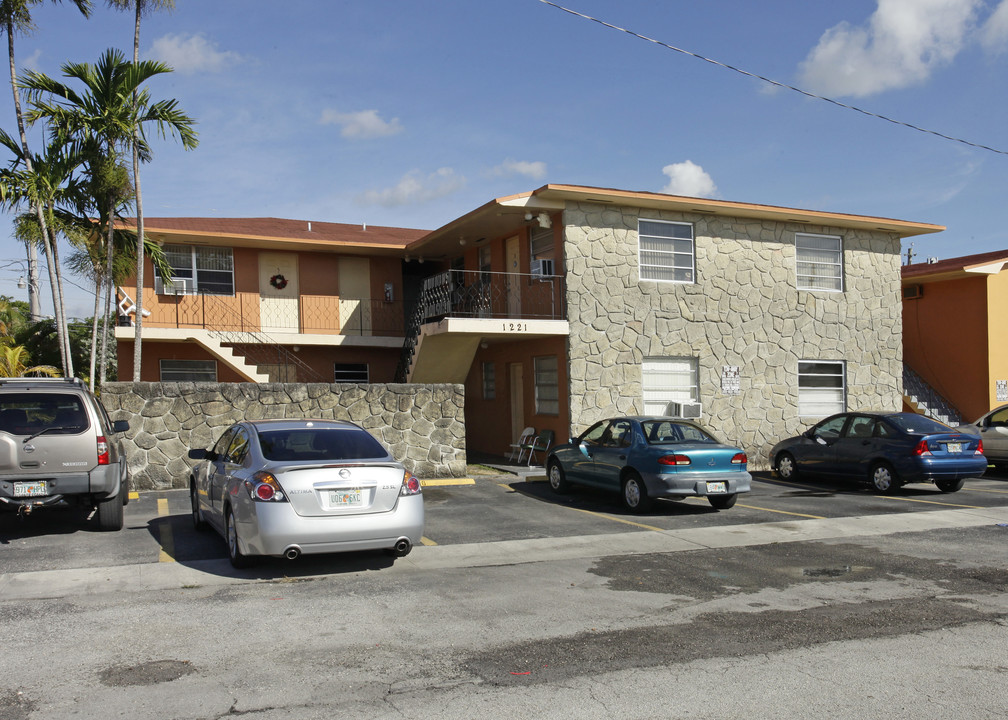 1221 W 66th St in Hialeah, FL - Building Photo