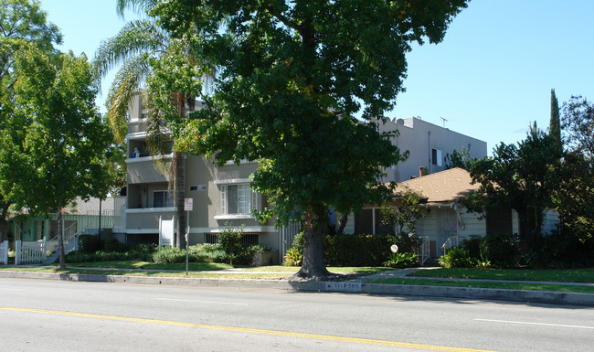 5709 Kester Ave in Van Nuys, CA - Building Photo - Building Photo