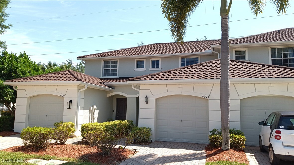 8599 Athena Ct in Lehigh Acres, FL - Foto de edificio