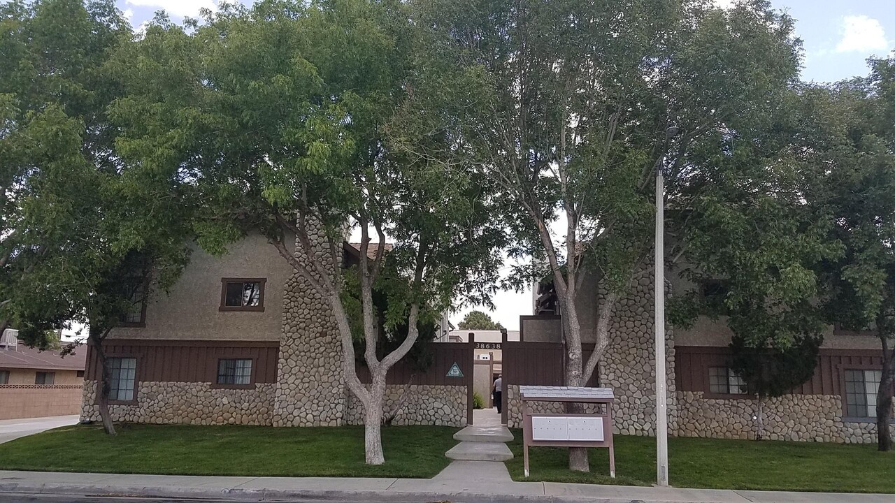 4th St. Apartments in Palmdale, CA - Foto de edificio