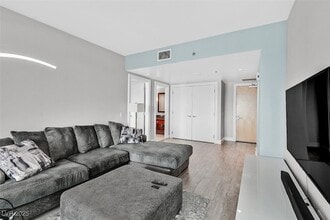 2700 Las Vegas Blvd S, Unit 3407 in Las Vegas, NV - Foto de edificio - Building Photo