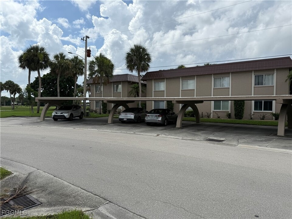 1699 Golf Club Dr in North Fort Myers, FL - Building Photo