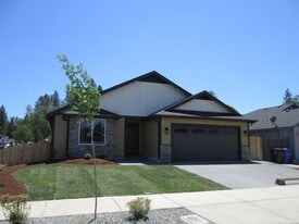 2867 SW Shimmer Ln in Grants Pass, OR - Building Photo